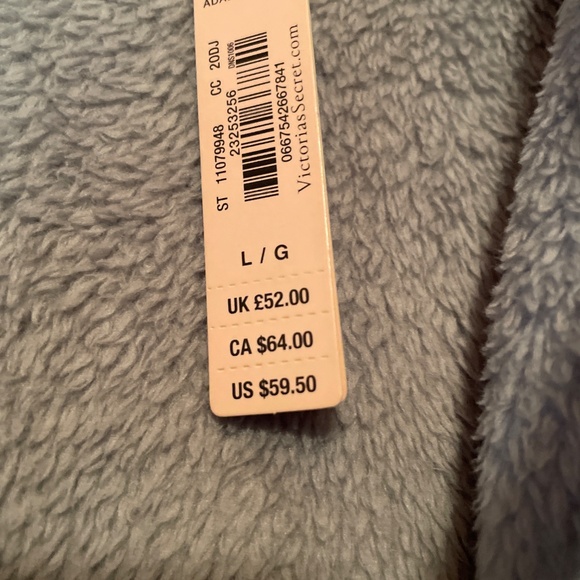 VS Robe - Picture 3 of 3